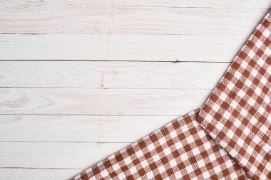 ekose masa örtüsü ahşap doku mutfak dekorasyonu tasarımı