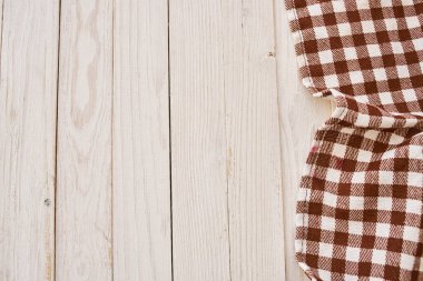 Masa örtüsü ahşap masa desenli mutfak manzaralı.