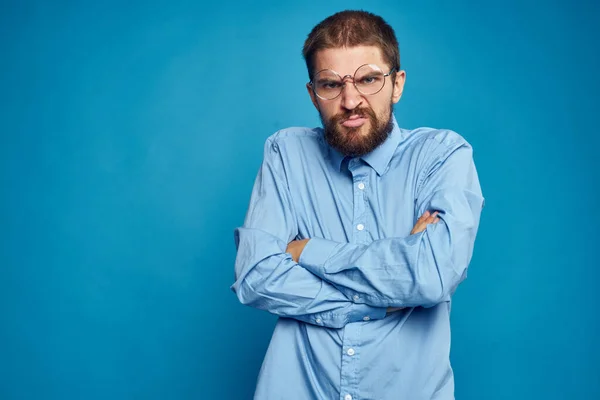 Homem de negócios com óculos emoções fundo azul — Fotografia de Stock