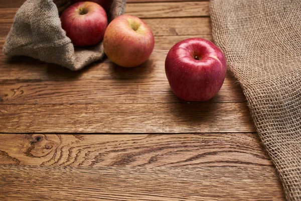 Äpfel auf einem Holztisch Vitamine frisches Obst Bio — Stockfoto