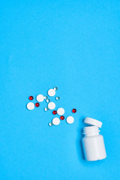 Pílulas multicoloridas tratamento de cuidados de saúde close-up ajuda — Fotografia de Stock