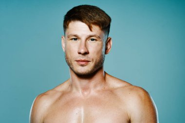 Havalı vücut egzersizi yapan yakışıklı sporcu.