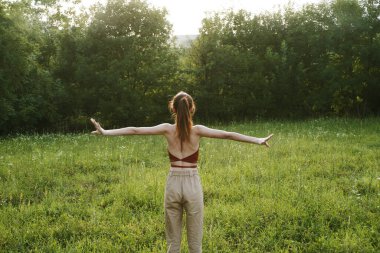 Kadınlar açık havada eğlence yazları temiz hava