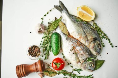 Balık taze yemek malzemesi. Mutfak manzarası çok leziz.