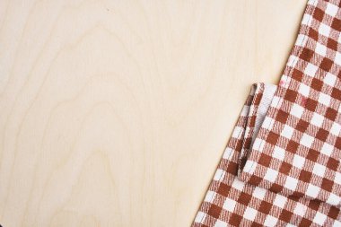 Kareli masa örtüsü. Hafif, ahşap masa. Mutfak iç mimarisi.