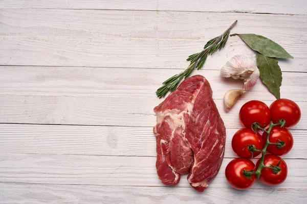 Biftek, kiraz, domates, biberiye, mutfak malzemeleri.