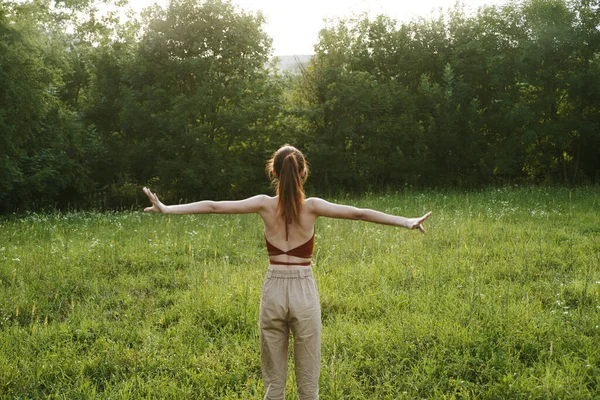 Kadınlar açık havada eğlence yazları temiz hava