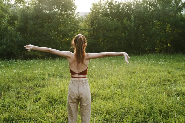 Kvinna utomhus fritid kul sommar frisk luft — Stockfoto
