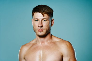 Havalı vücut egzersizi yapan yakışıklı sporcu.