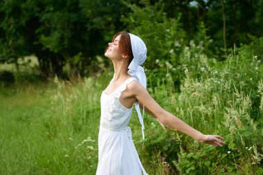 Kadın bahçenin kırsal kesimlerinde ekoloji alanında.
