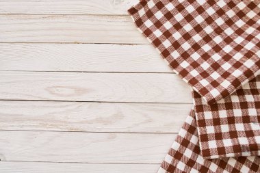 ekose masa örtüsü ahşap doku mutfak dekorasyonu tasarımı