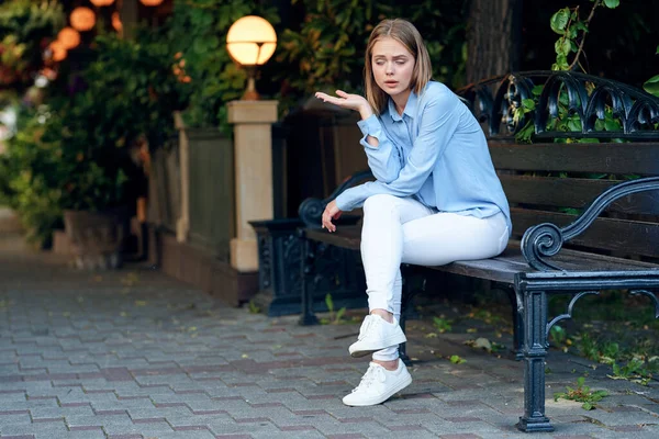 Obchodní žena v kavárně v létě venku na dovolené — Stock fotografie