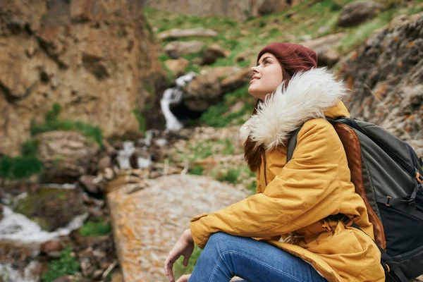 Mulher caminhante com mochila montanhas viajar aventura liberdade — Fotografia de Stock