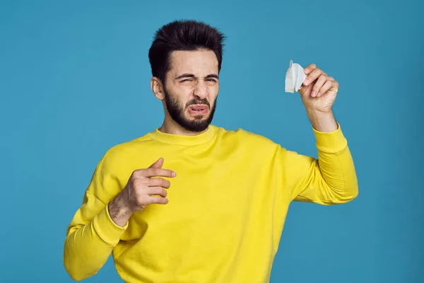 Hombre en suéter amarillo problemas de salud emociones fondo azul — Foto de Stock