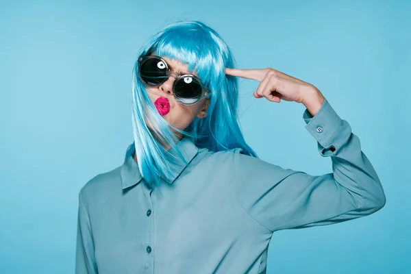 Okouzlující žena fialová paleta sluneční brýle zábava móda — Stock fotografie