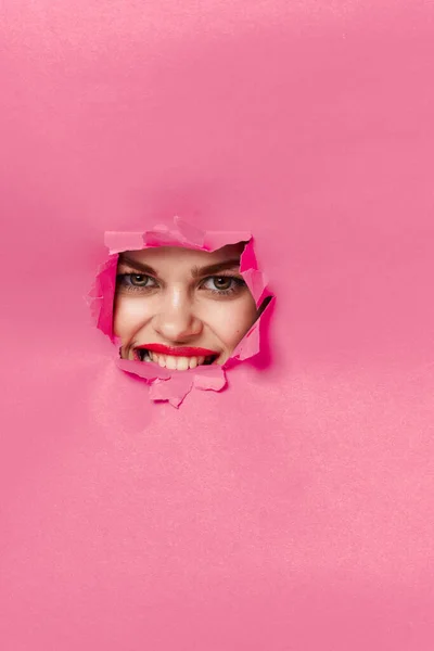 Alegre mujer cartel agujero rosa fondo y labios rojos — Foto de Stock