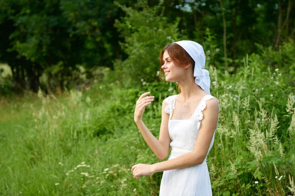 Femme gaie en plein air dans le jardin campagne écologie nature — Photo