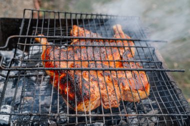 Kömür pişirme ızgara tavuk Brezilya usulü taze hava.