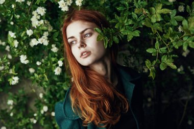 Yeşil paltolu kadın, doğa özgürce yürür.