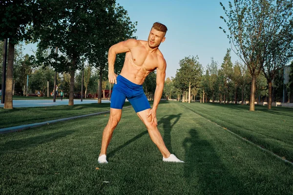 Atletische man workout in het park fitness cardio — Stockfoto