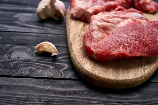 Filete de carne en los ingredientes de madera vista superior alimentos —  Fotos de Stock