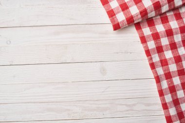 Kırmızı kareli masa örtüsü ahşap arkaplan desenli mutfak dekorasyonu