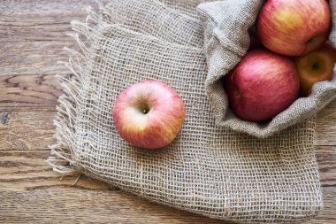 Tahta masadaki elmalar vitaminler taze meyveler organik