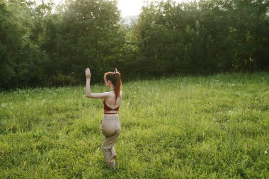 Dışarıda egzersiz yapan kadın özgürlük yaz tatili.