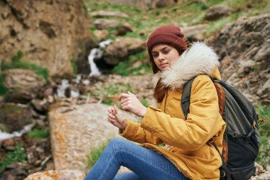 Sırt çantalı kadın yürüyüşçü dağlarda yolculuk özgürlüğü.