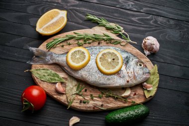 Tahta üzerinde balık. Malzemeler limon taze deniz ürünleri.