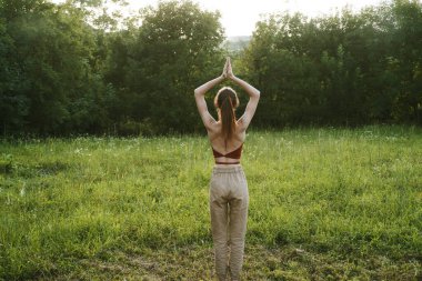 Açık havada bir kadın yaz meditasyonu temiz hava