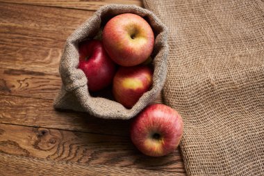 Tahta masadaki elmalar vitaminler taze meyveler organik