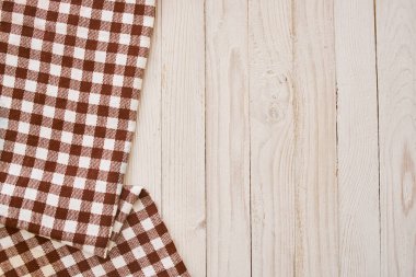 Masa örtüsü ahşap masa desenli mutfak manzaralı.