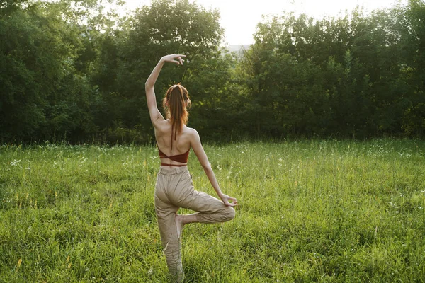 Femme dans un champ extérieur été méditation air frais — Photo