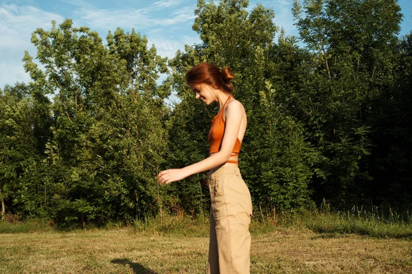 Dışarıda büyük siyah bir köpekle oynayan bir kadın. Eğlenceli bir arkadaşlık.