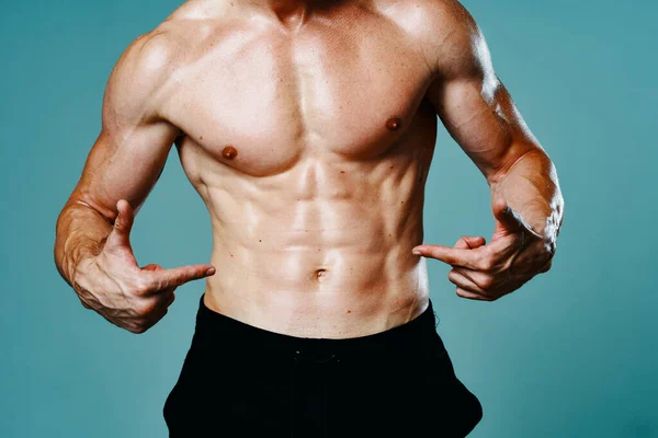 Atletische man met opgepompte buikspieren training spieren motivatie bodybuilding — Stockfoto