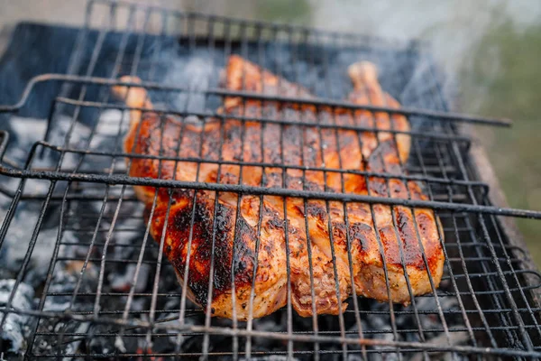 Faszén főzés grillezett csirke brazier természet friss levegő — Stock Fotó