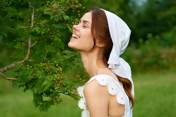Femme en robe blanche campagne village nature écologie — Photo