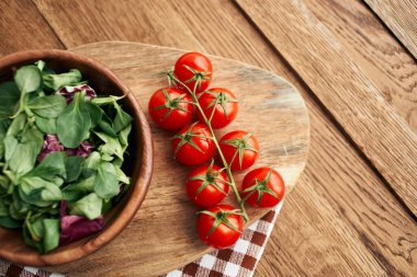 Salata tabağı sebzeler taze malzemeler ahşap masa mutfağı