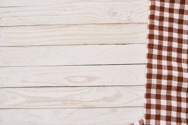 ekose masa örtüsü ahşap doku mutfak dekorasyonu tasarımı