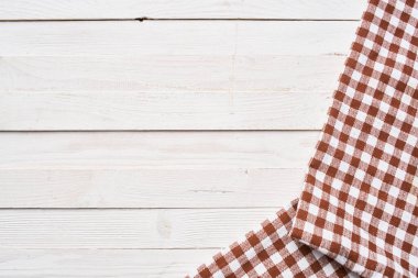 ekose masa örtüsü ahşap doku mutfak dekorasyonu tasarımı