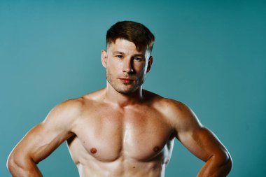 Havalı vücut egzersizi yapan yakışıklı sporcu.