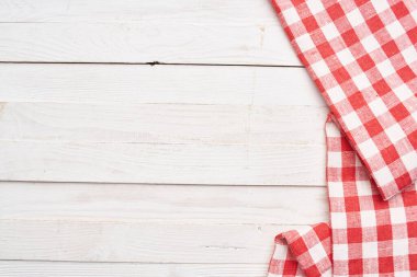Kırmızı kareli masa örtüsü ahşap arkaplan desenli mutfak dekorasyonu