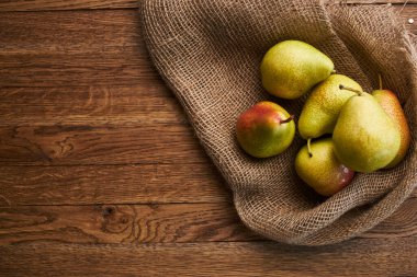 Ahşap masa üzerindeki armutlar yakın plan tarım vitaminleri.