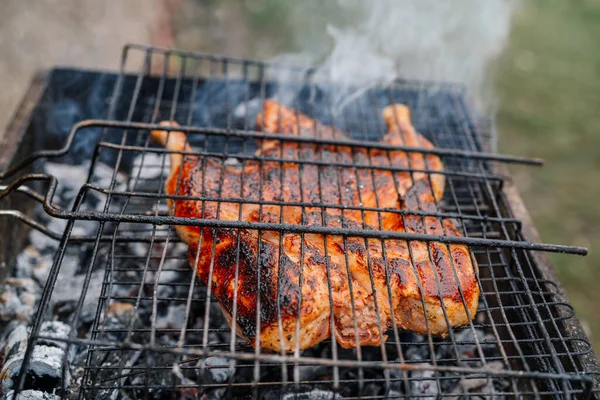 Charbon de bois cuisson poulet grillé brasero nature air frais — Photo