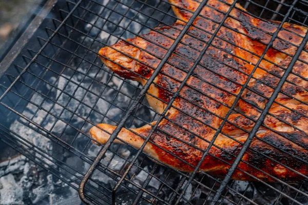 Holzkohle Kochen Grillhähnchen Kohlenbecken Natur frische Luft — Stockfoto