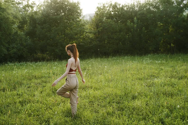 Kvinna utövar utomhus frihet sommar natur rekreation — Stockfoto