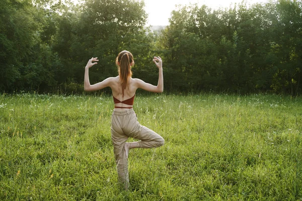 Kvinna i ett fält utomhus sommar meditation frisk luft — Stockfoto