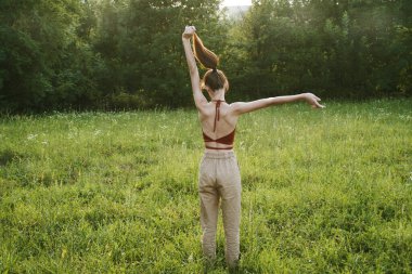 Kadınlar açık havada eğlence yazları temiz hava