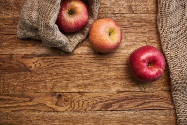 Tahta masadaki elmalar vitaminler taze meyveler organik